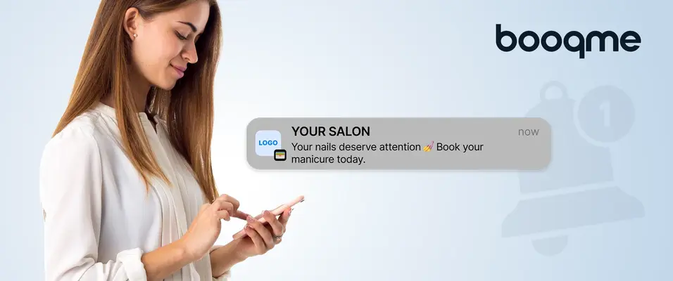 Femeie care citește o notificare push de pe un card de fidelitate pe telefonul mobil